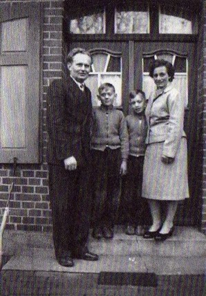 Familie Bauers 1959 vor ihrem Zuhause in Woosmer bei Doemitz